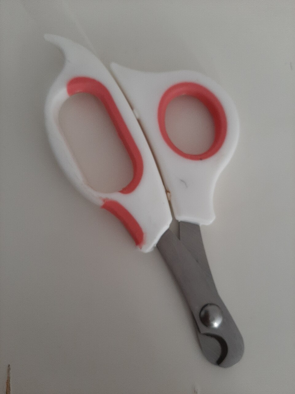 別製品の猫用爪切り。紹介するペティオSelfTrimmerではありません