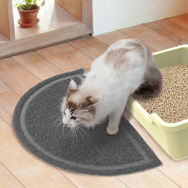 W25102／JAN4903588251023 グレーの公式写真：使用例はトイレの前。猫が出る向きに合わせて置く