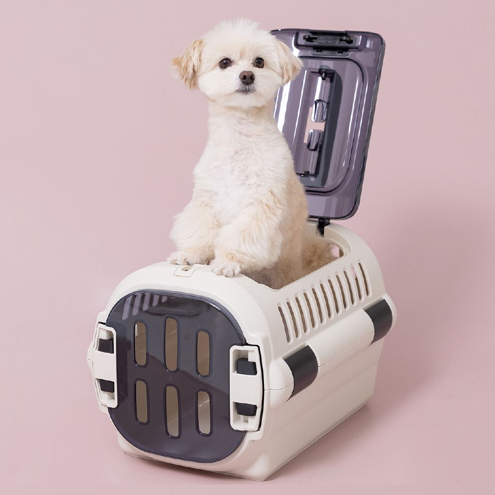 ダブルドアSの公式使用例。犬がモデルのため、猫の適合は内寸と体格で確認します。